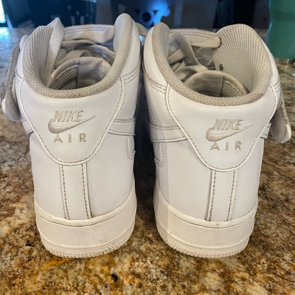 Men’s Nike Air Force Mid sneakers - Picture 7 of 8